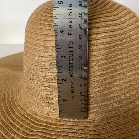 A Packable Beach Hat inside circumference 23 inches estimate. Pull ribbon adj. - Picture 4 of 11